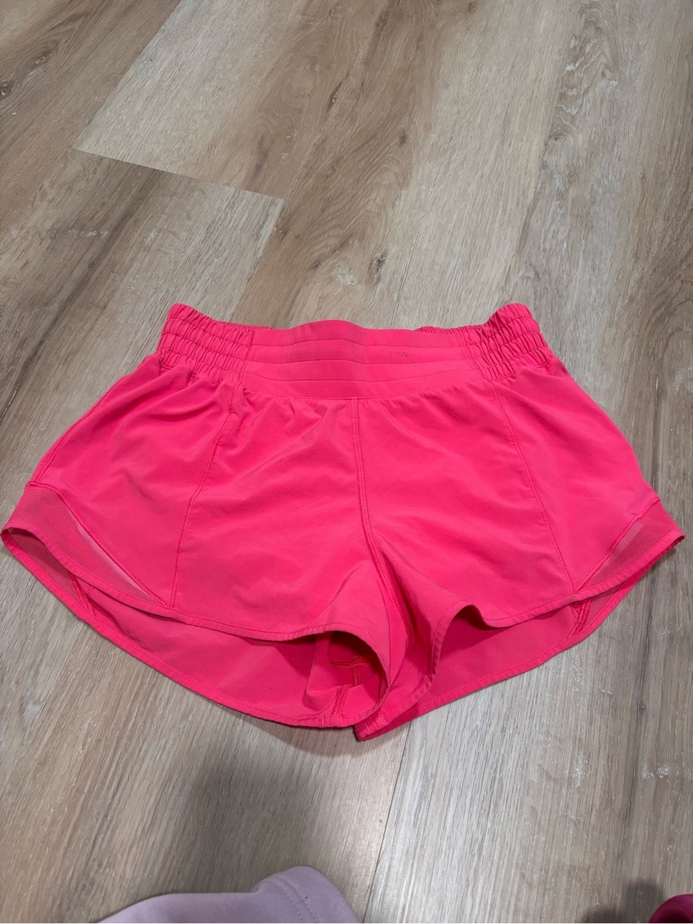 Lululemon Hotty Hot Low Rise Short Lined SZ 6 Dark Prism Pink